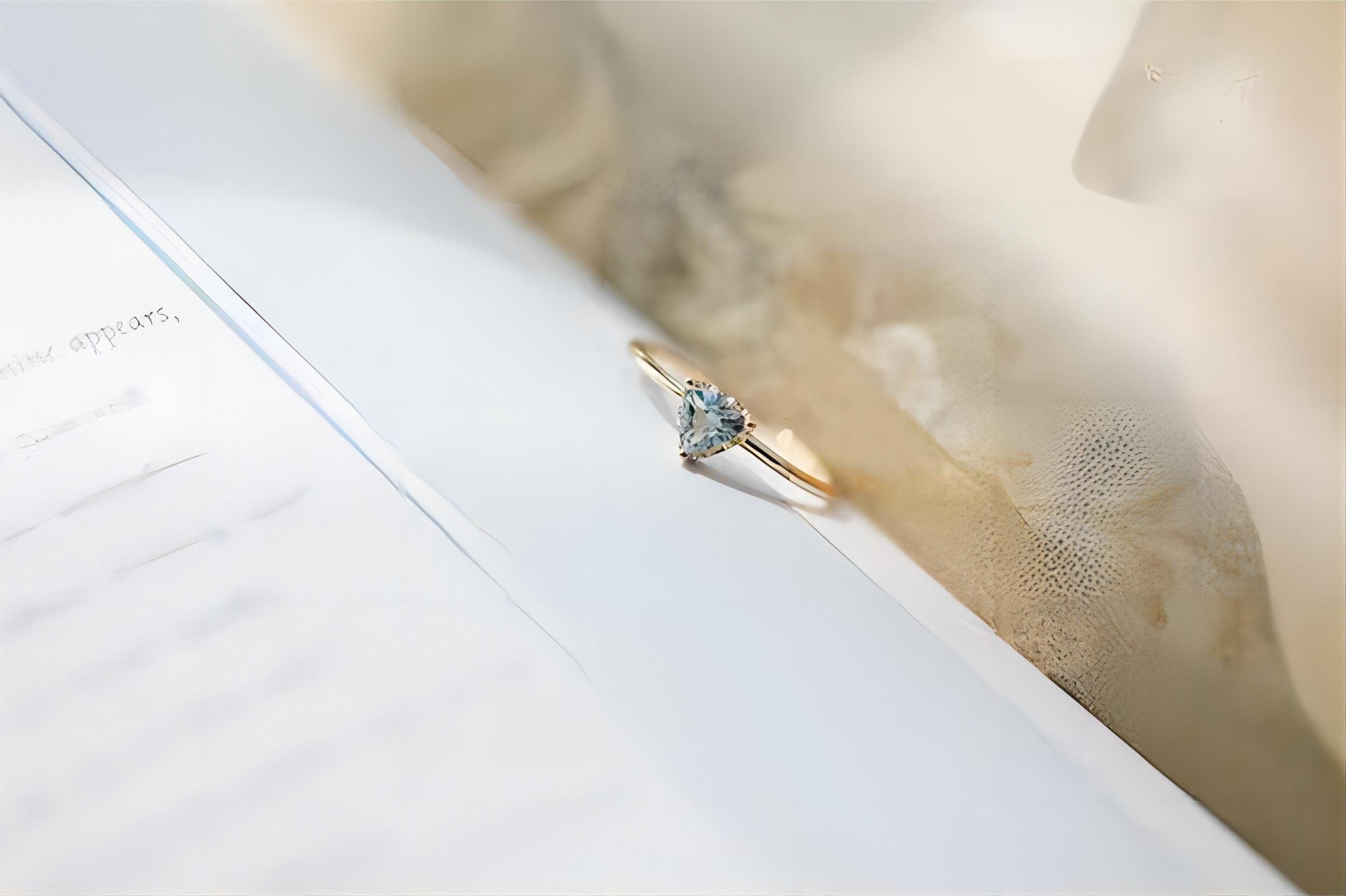 Elegante anello con pietra turchese e topazio naturale