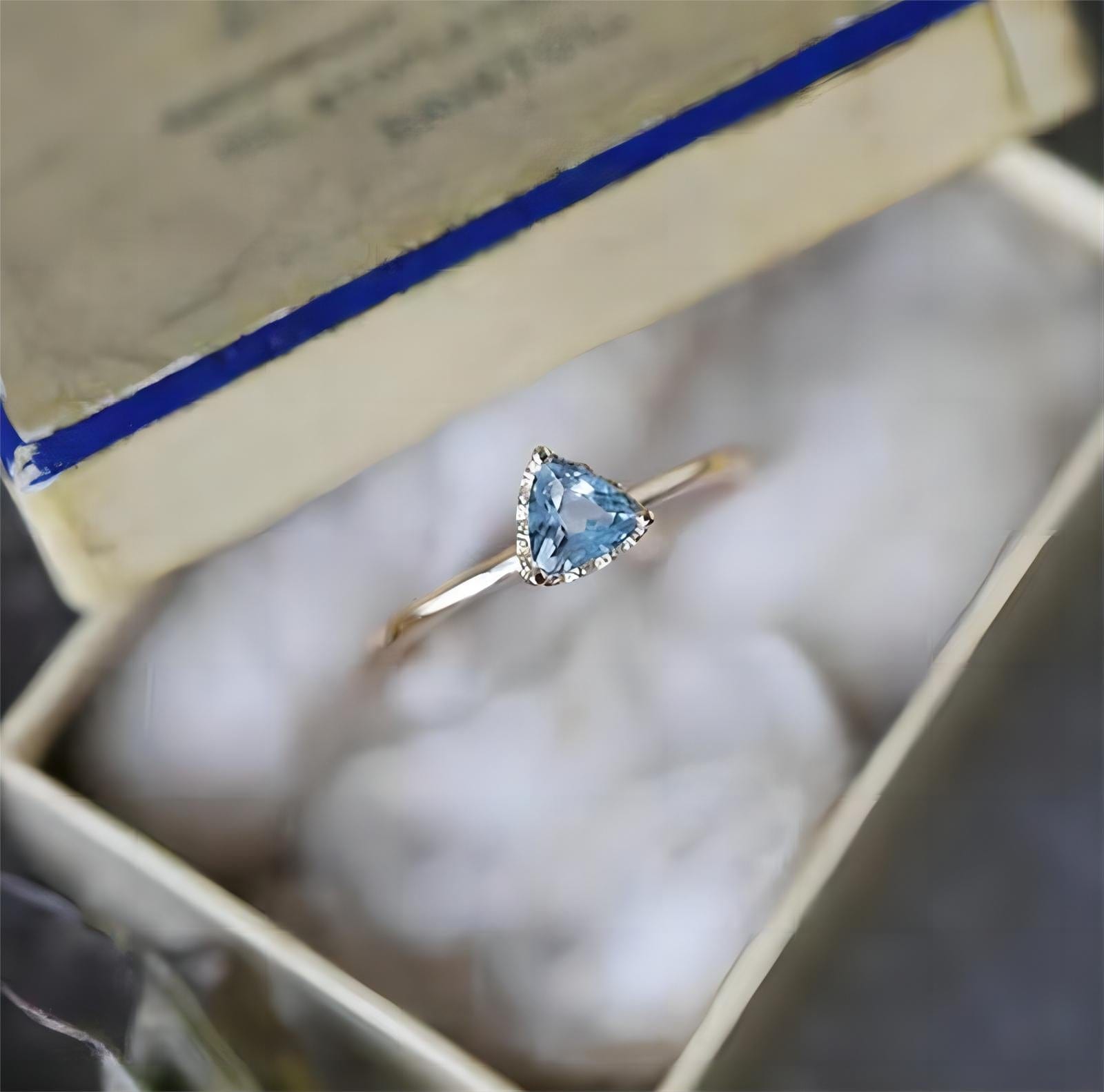 Elegante anello con pietra turchese e topazio naturale