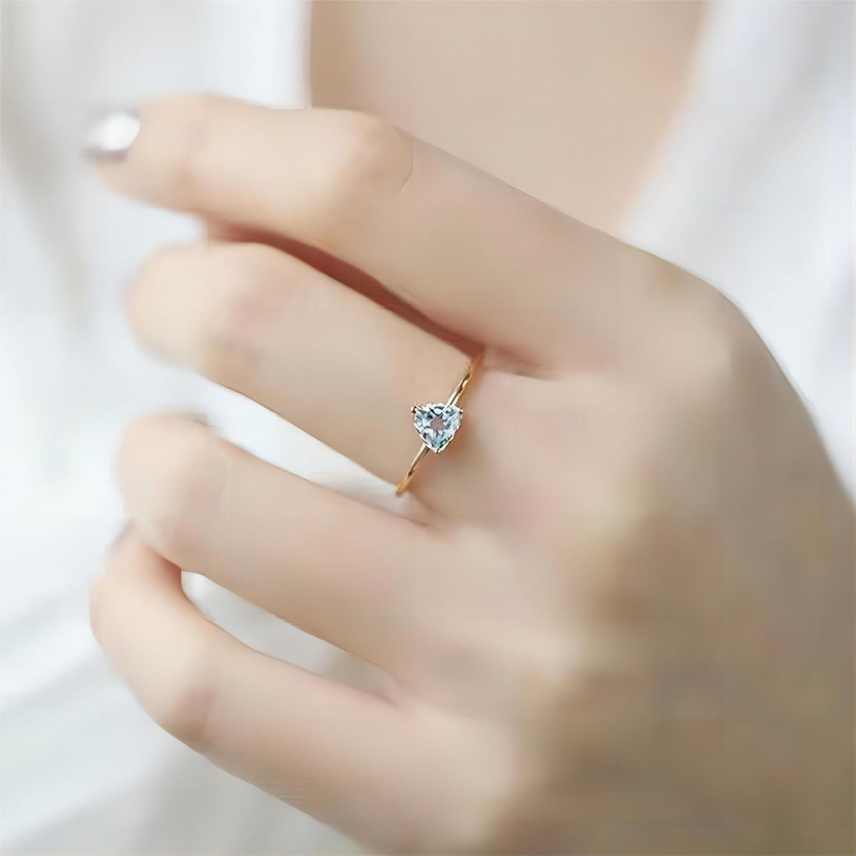 Elegante anello con pietra turchese e topazio naturale