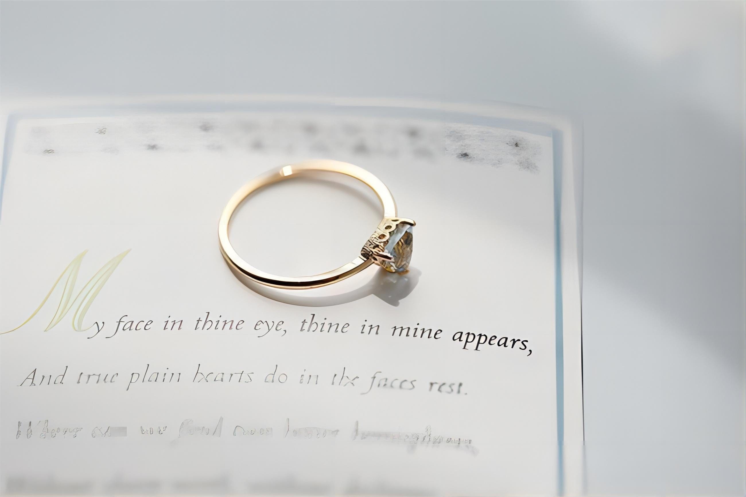 Elegante anello con pietra turchese e topazio naturale
