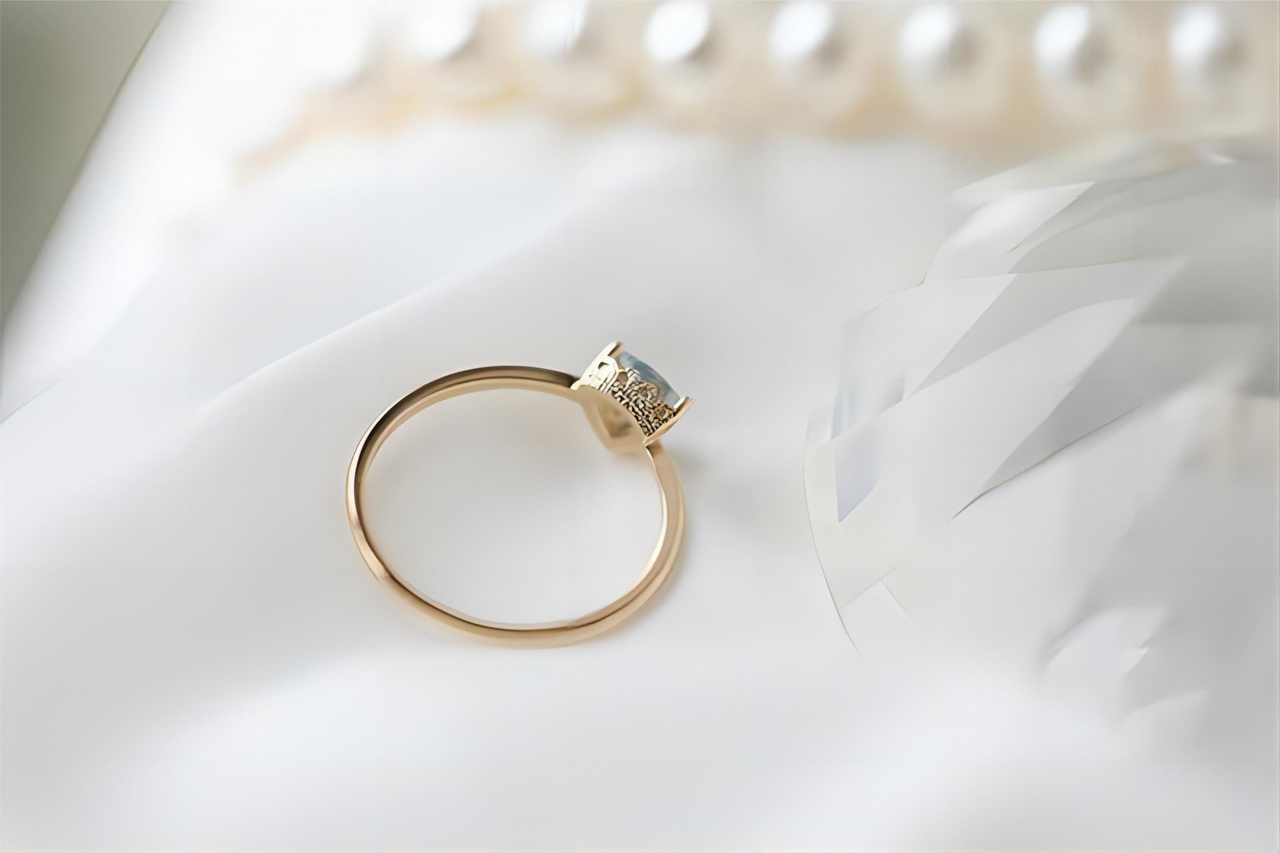 Elegante anello con pietra turchese e topazio naturale