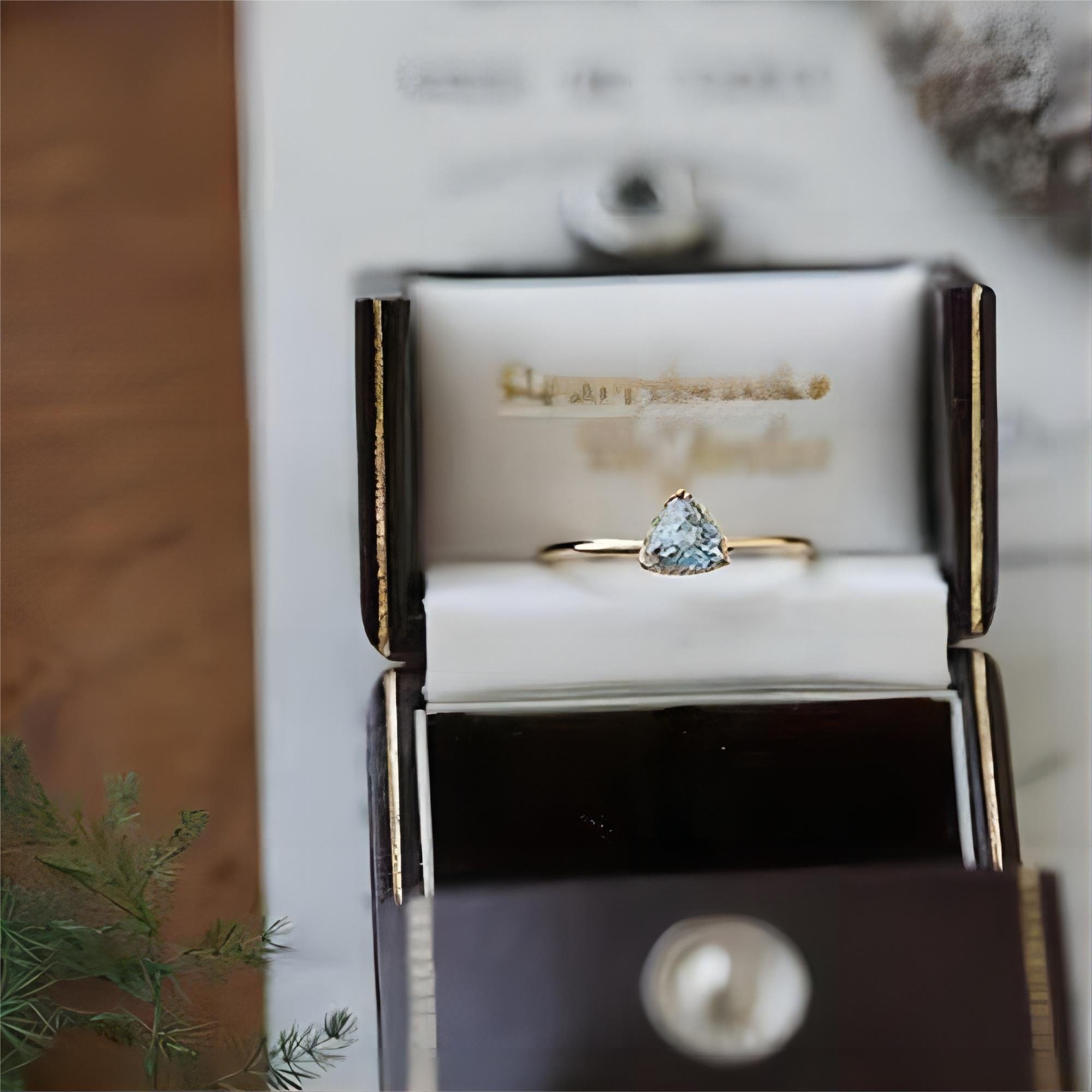 Elegante anello con pietra turchese e topazio naturale