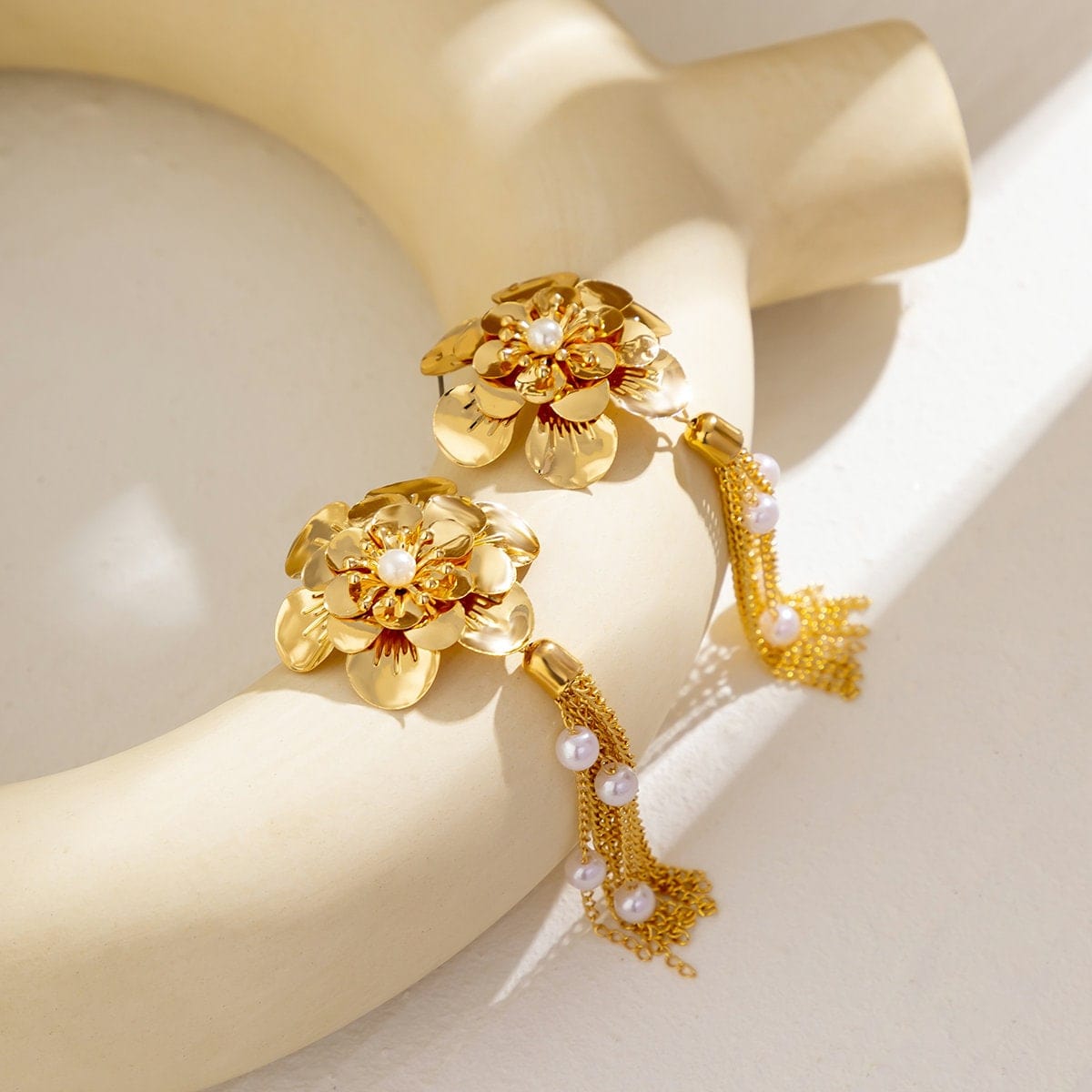 Eleganti orecchini pendenti con ciondoli floreali e nappe di perle