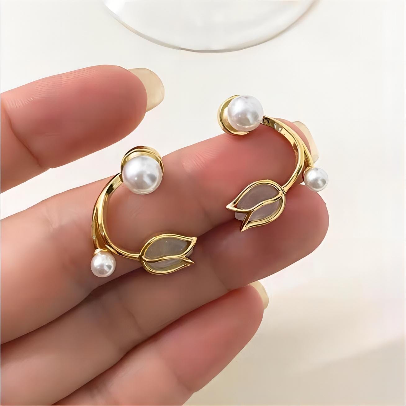 Orecchini eleganti con ciondolo di perle e opale a forma di tulipano