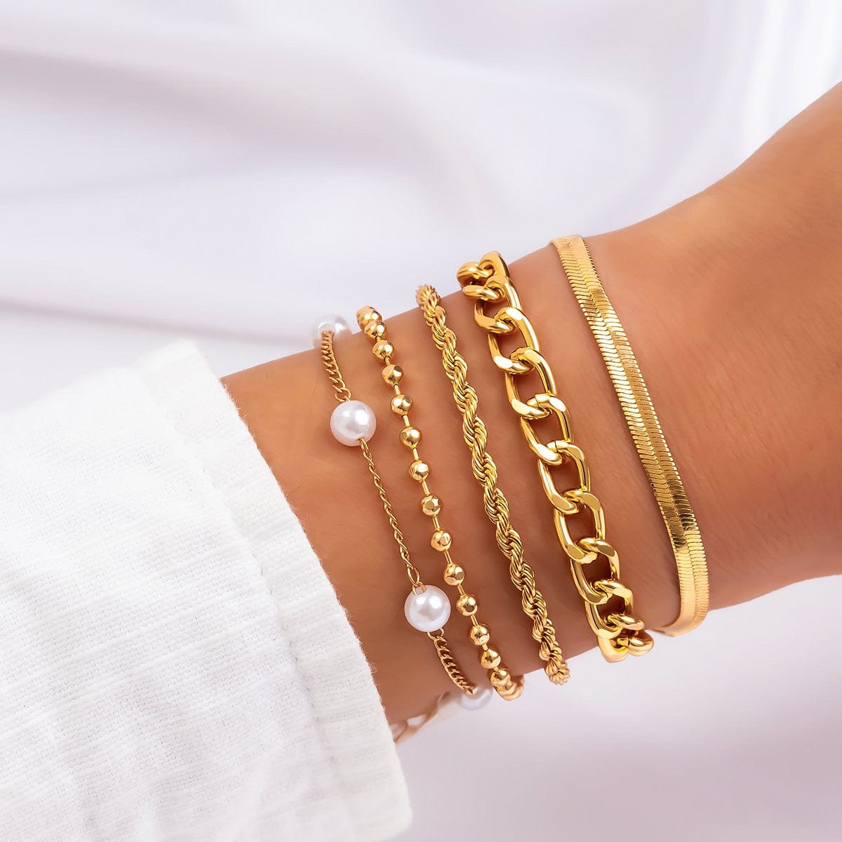 Set di braccialetti impilabili con ciondoli di perle chic