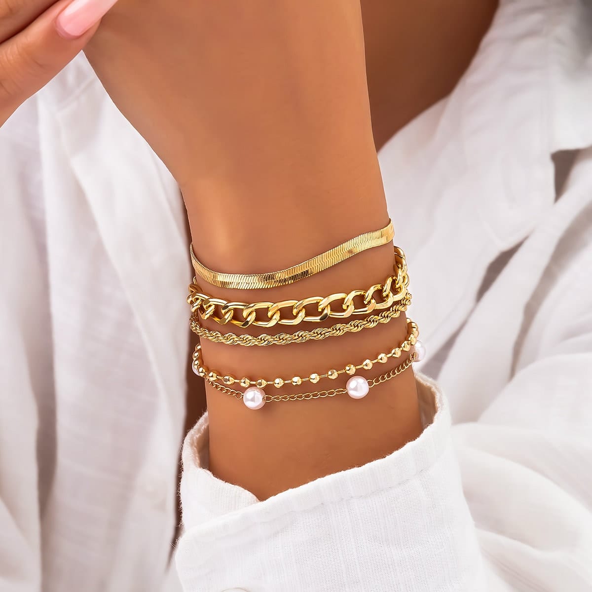 Set di braccialetti impilabili con ciondoli di perle chic