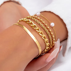 Set di braccialetti impilabili con ciondoli di perle chic