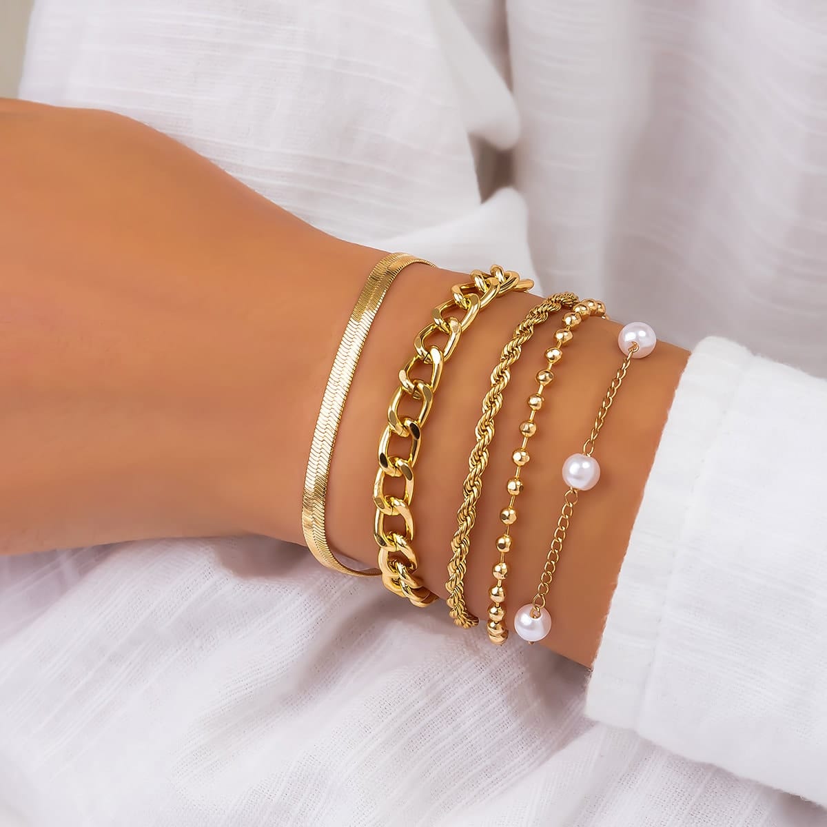 Set di braccialetti impilabili con ciondoli di perle chic