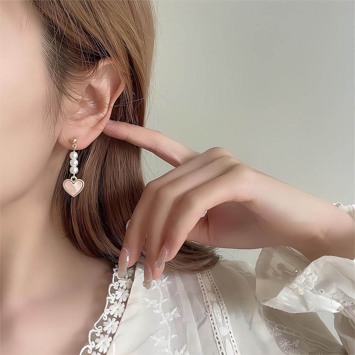 Eleganti orecchini pendenti a forma di cuore con perle