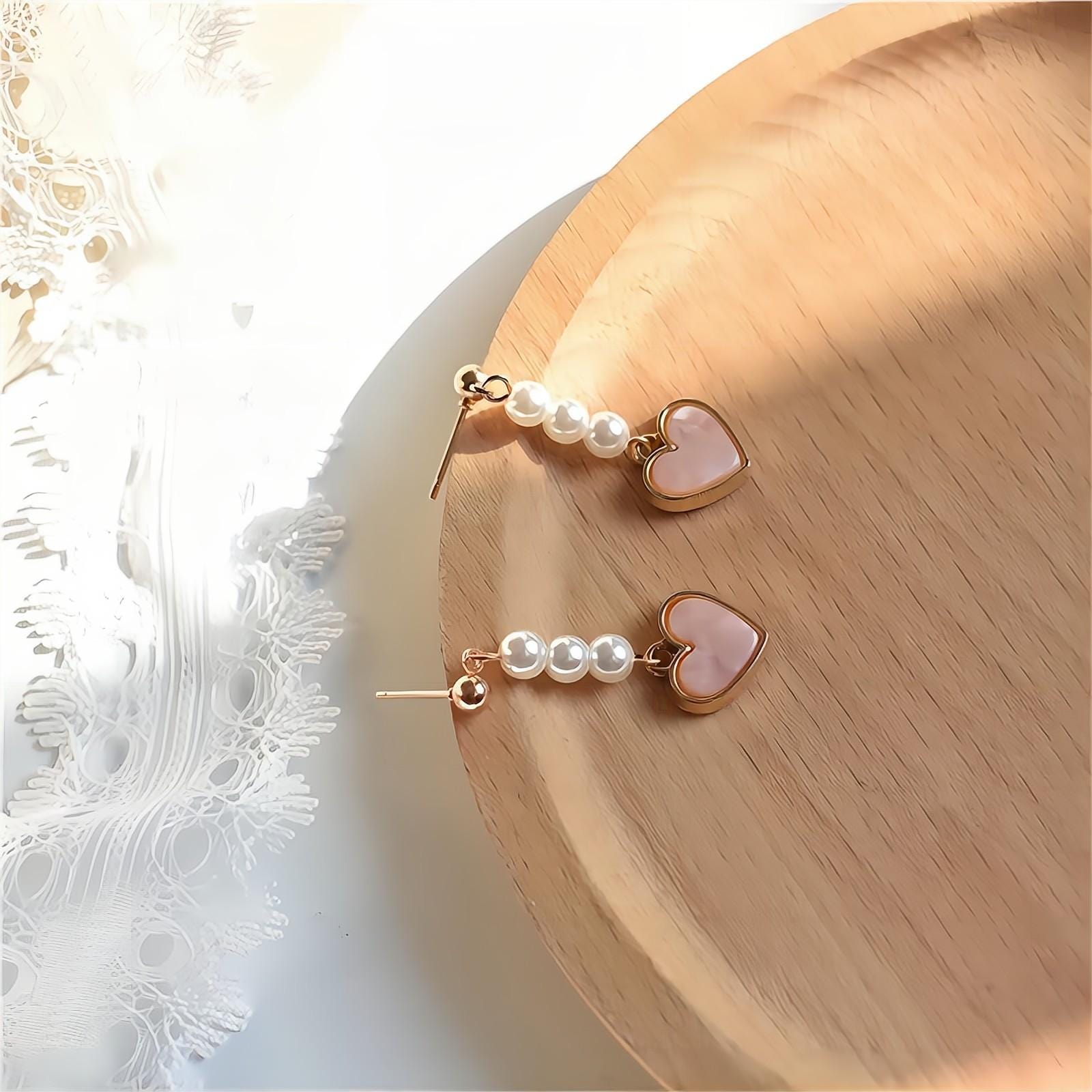 Eleganti orecchini pendenti a forma di cuore con perle