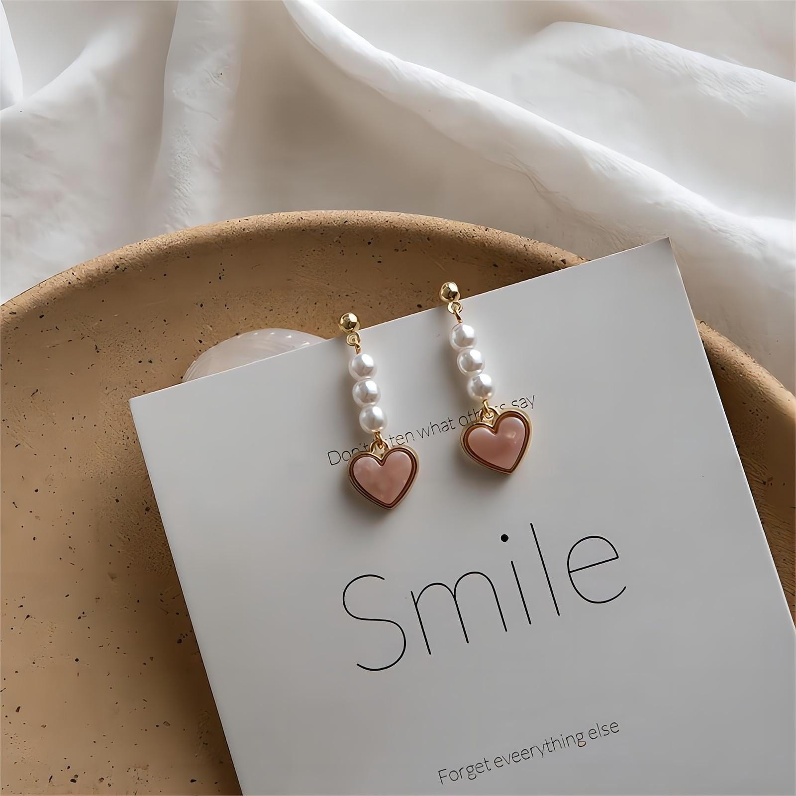 Eleganti orecchini pendenti a forma di cuore con perle