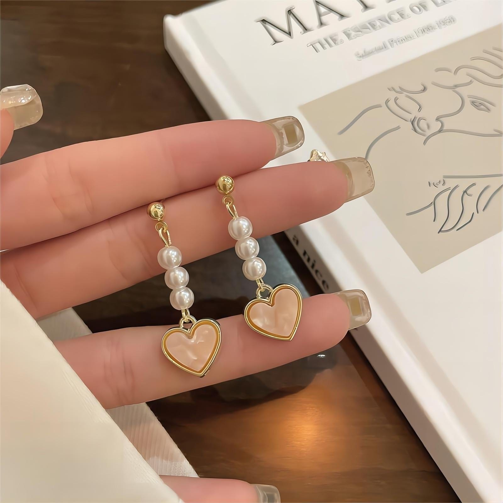 Eleganti orecchini pendenti a forma di cuore con perle