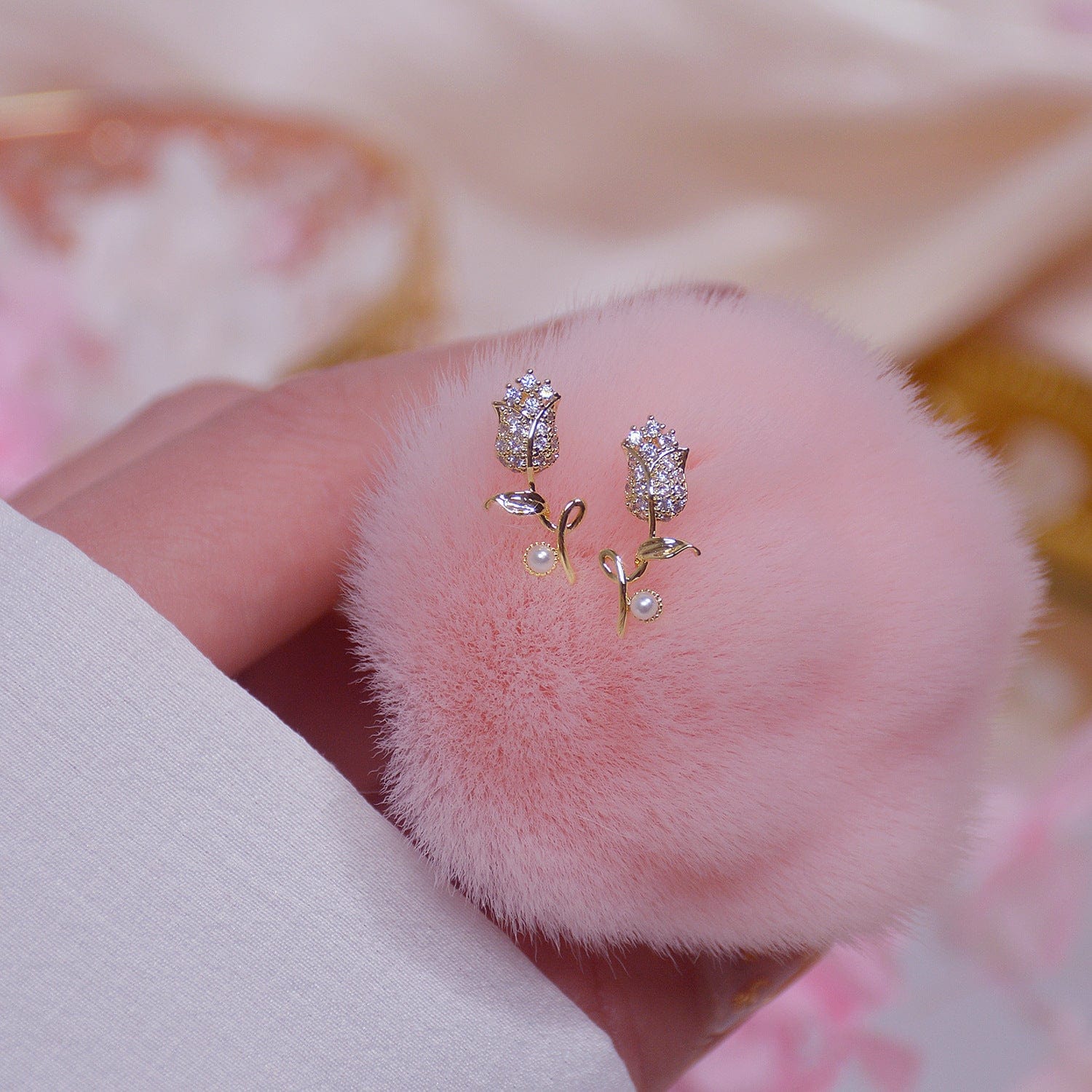 Eleganti orecchini a tulipano con cristalli intarsiati di perle