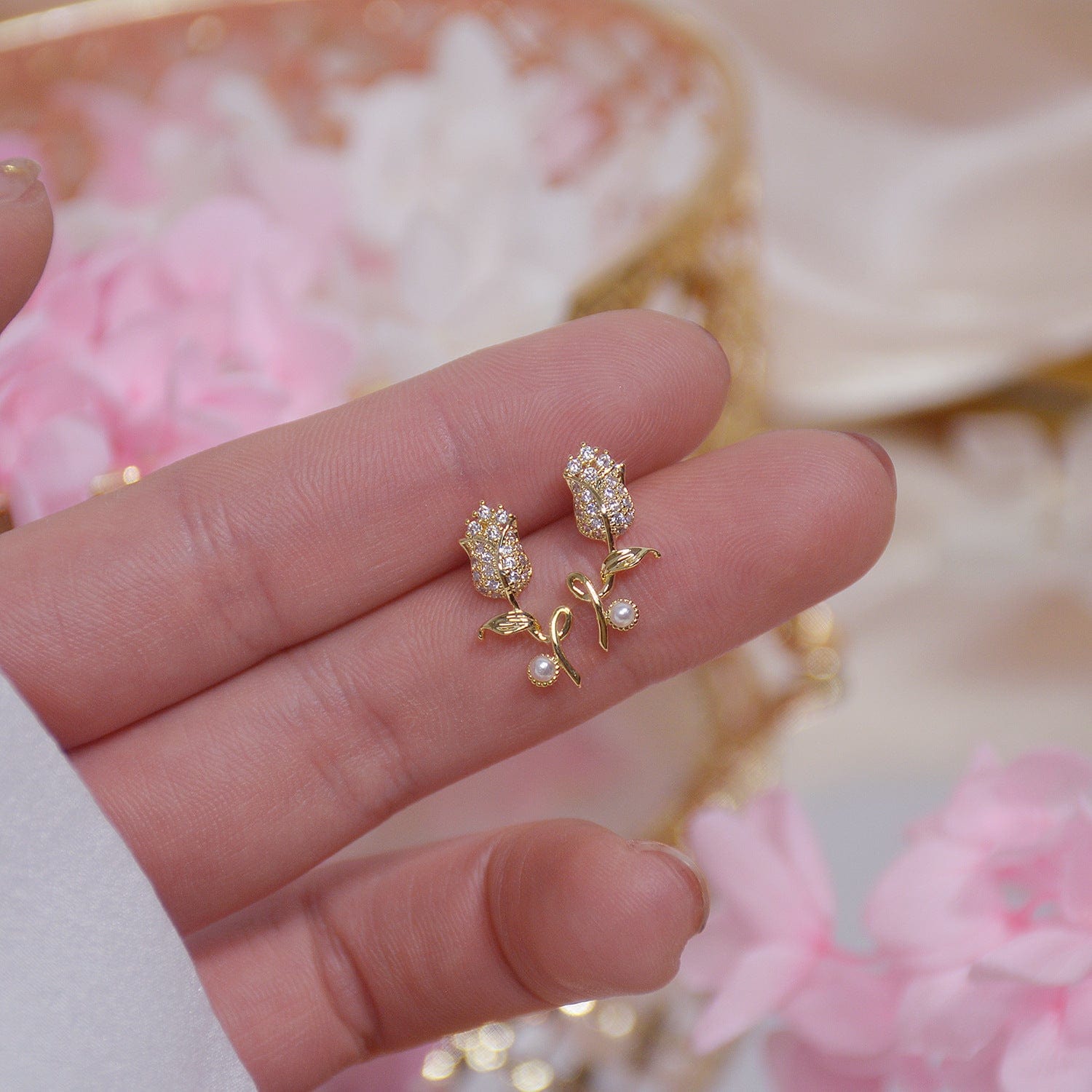 Eleganti orecchini a tulipano con cristalli intarsiati di perle