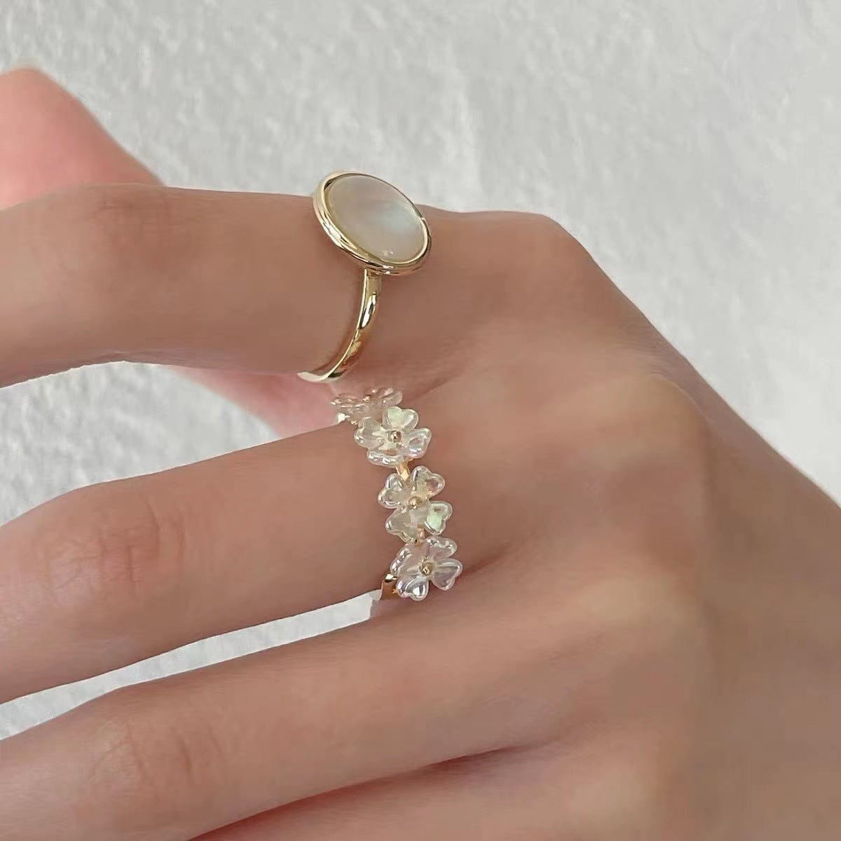 Anello con fiore di conchiglia di perle chic
