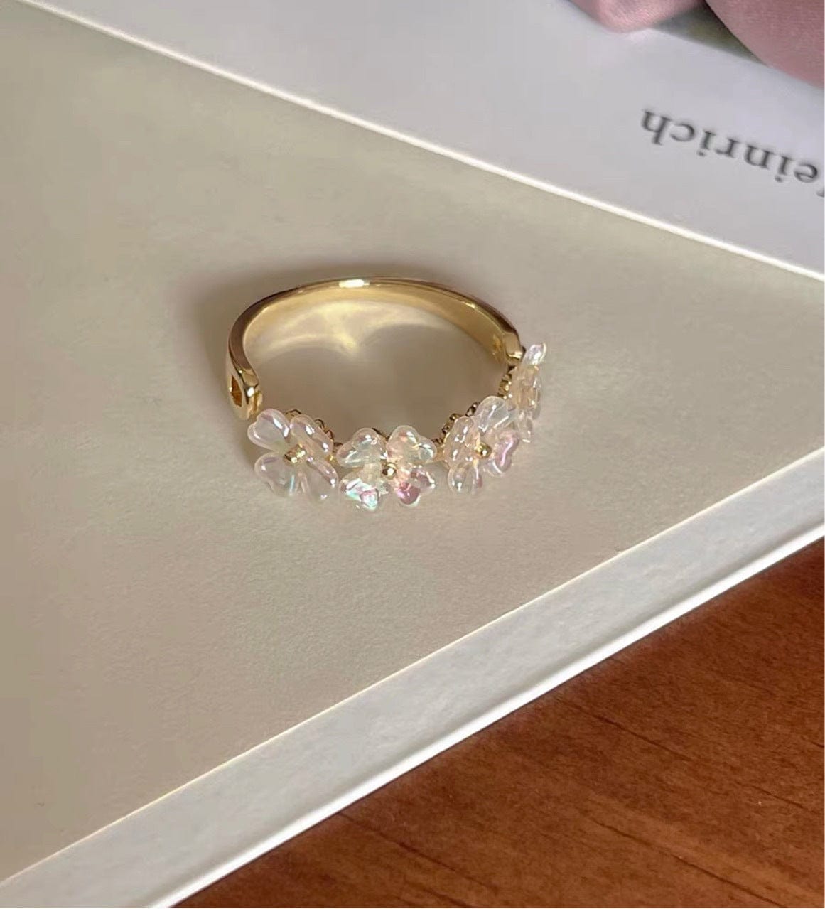 Anello con fiore di conchiglia di perle chic