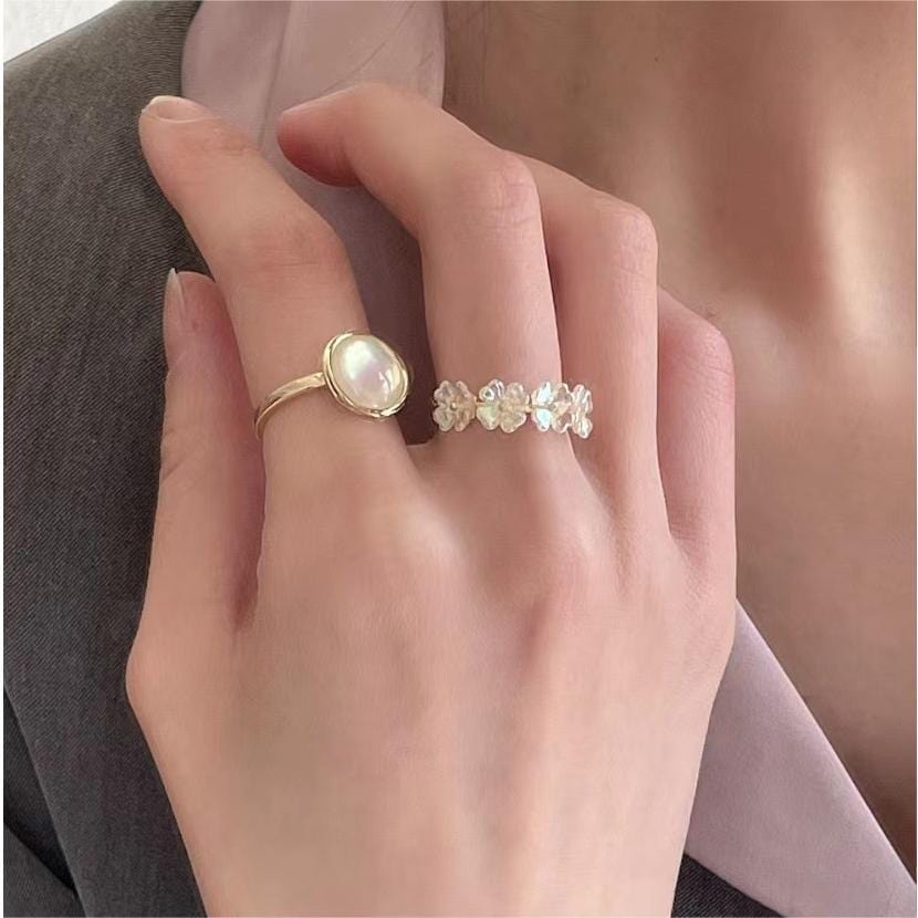 Anello con fiore di conchiglia di perle chic