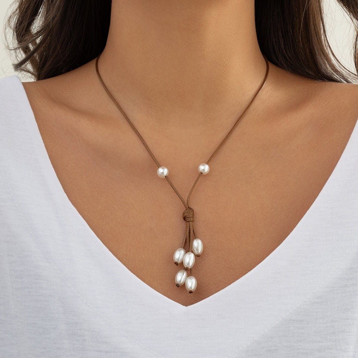 Collana a Y con cordino cerato e nappa di perle chic