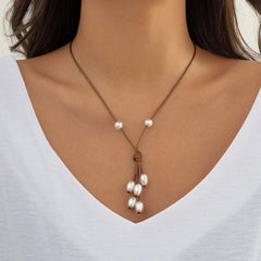 Collana a Y con cordino cerato e nappa di perle chic