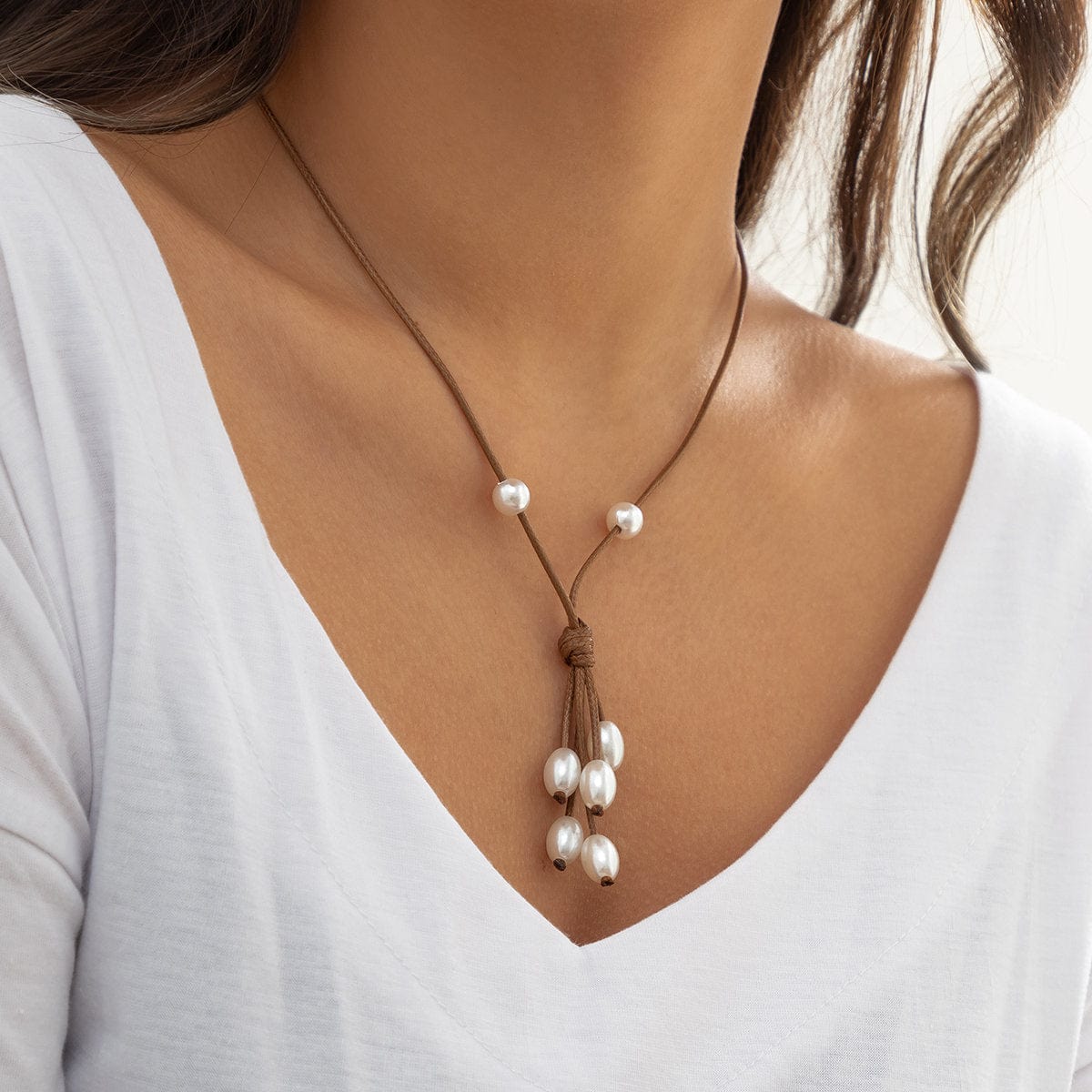 Collana a Y con cordino cerato e nappa di perle chic