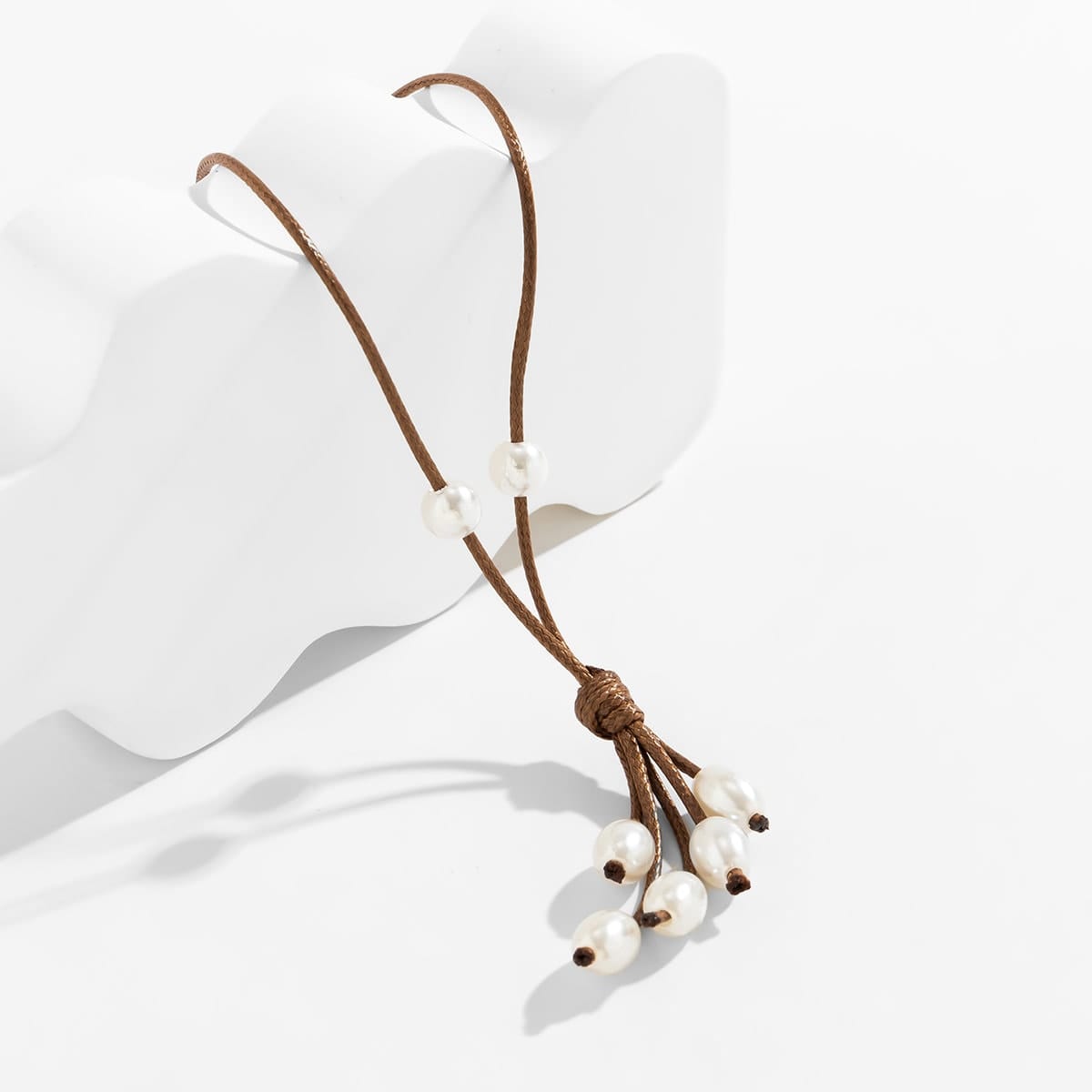 Collana a Y con cordino cerato e nappa di perle chic