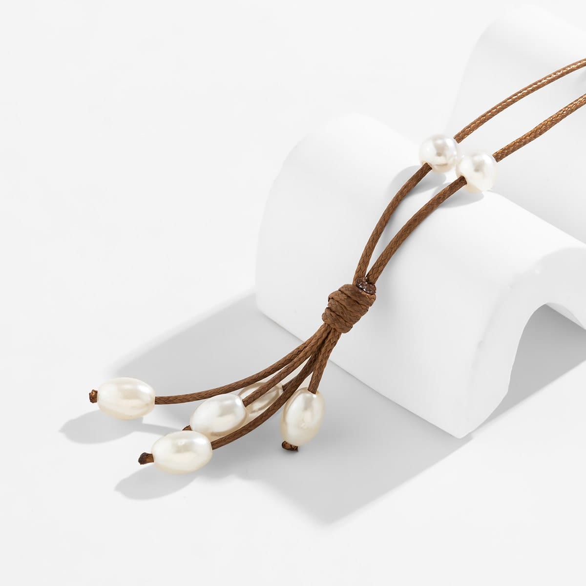 Collana a Y con cordino cerato e nappa di perle chic