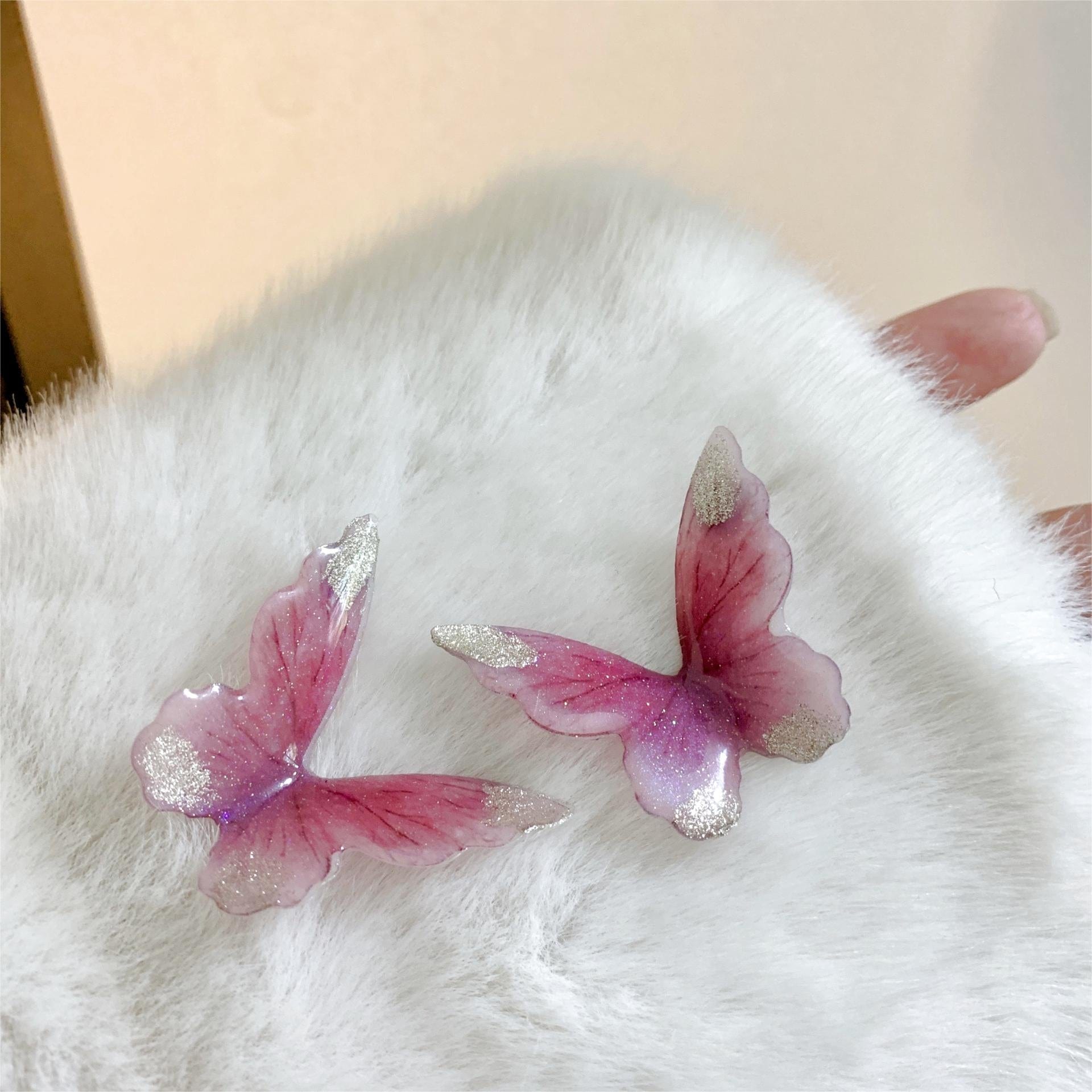 Eleganti orecchini pendenti a forma di farfalla rosa