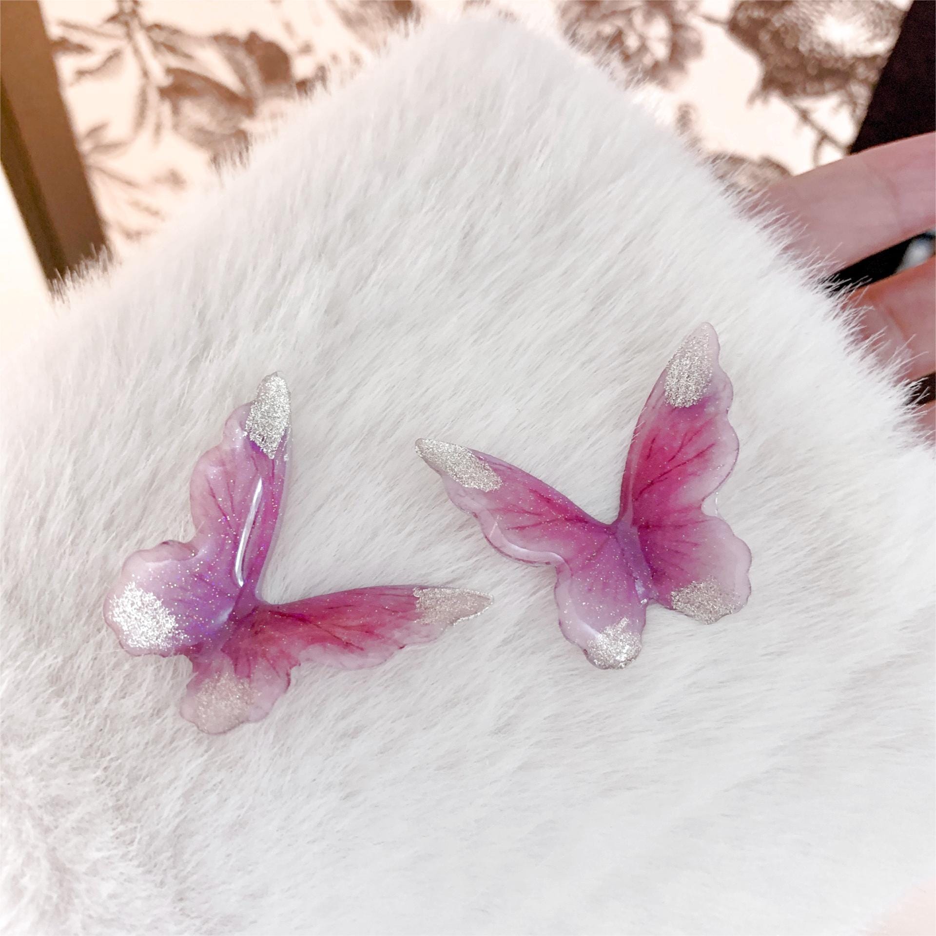 Eleganti orecchini pendenti a forma di farfalla rosa