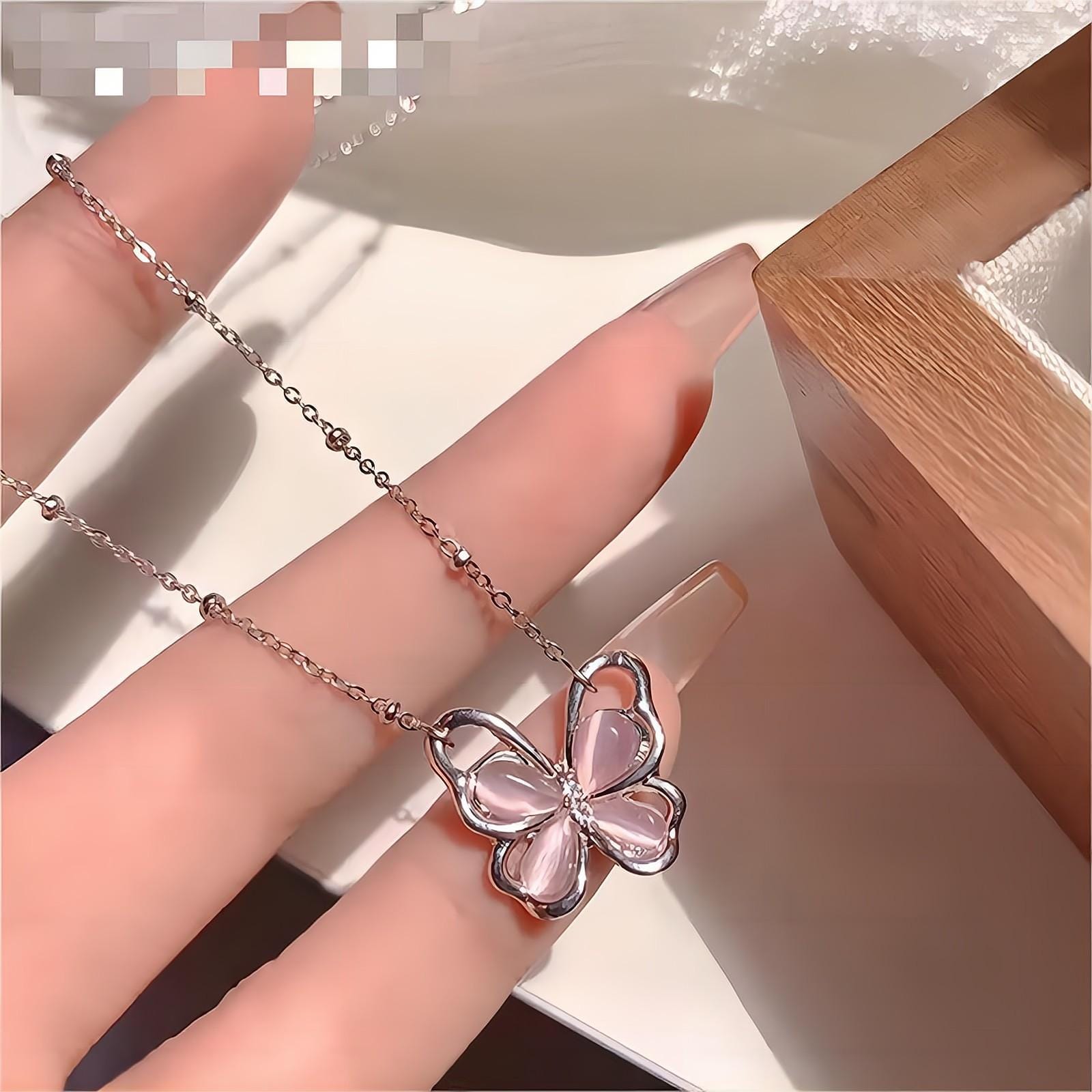 Collana con farfalla in pietra rosa con occhio di gatto