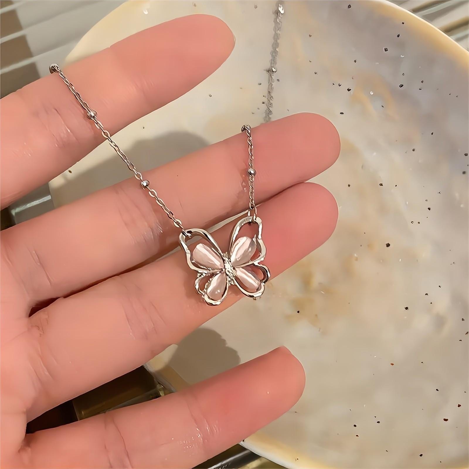 Collana con farfalla in pietra rosa con occhio di gatto