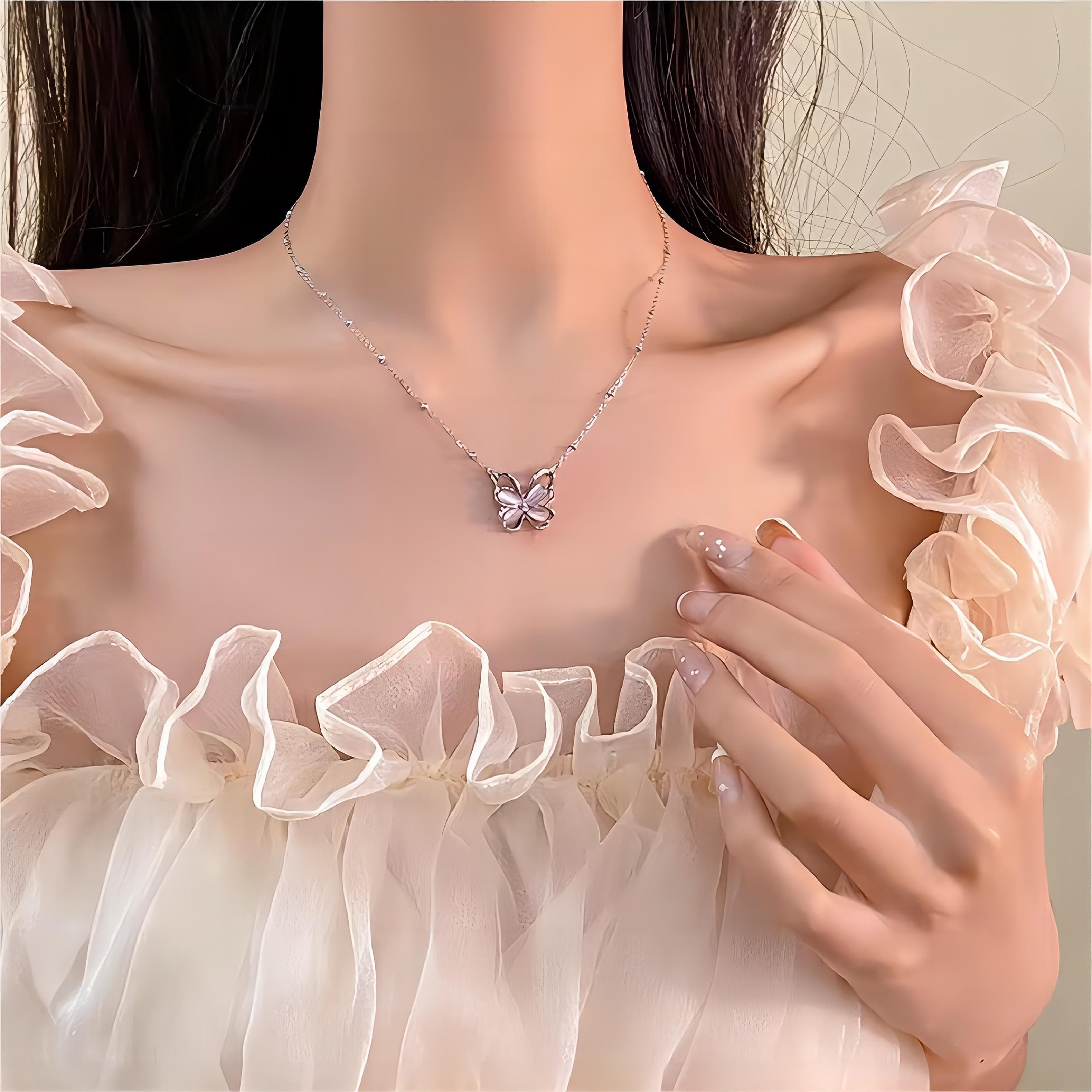 Collana con farfalla in pietra rosa con occhio di gatto