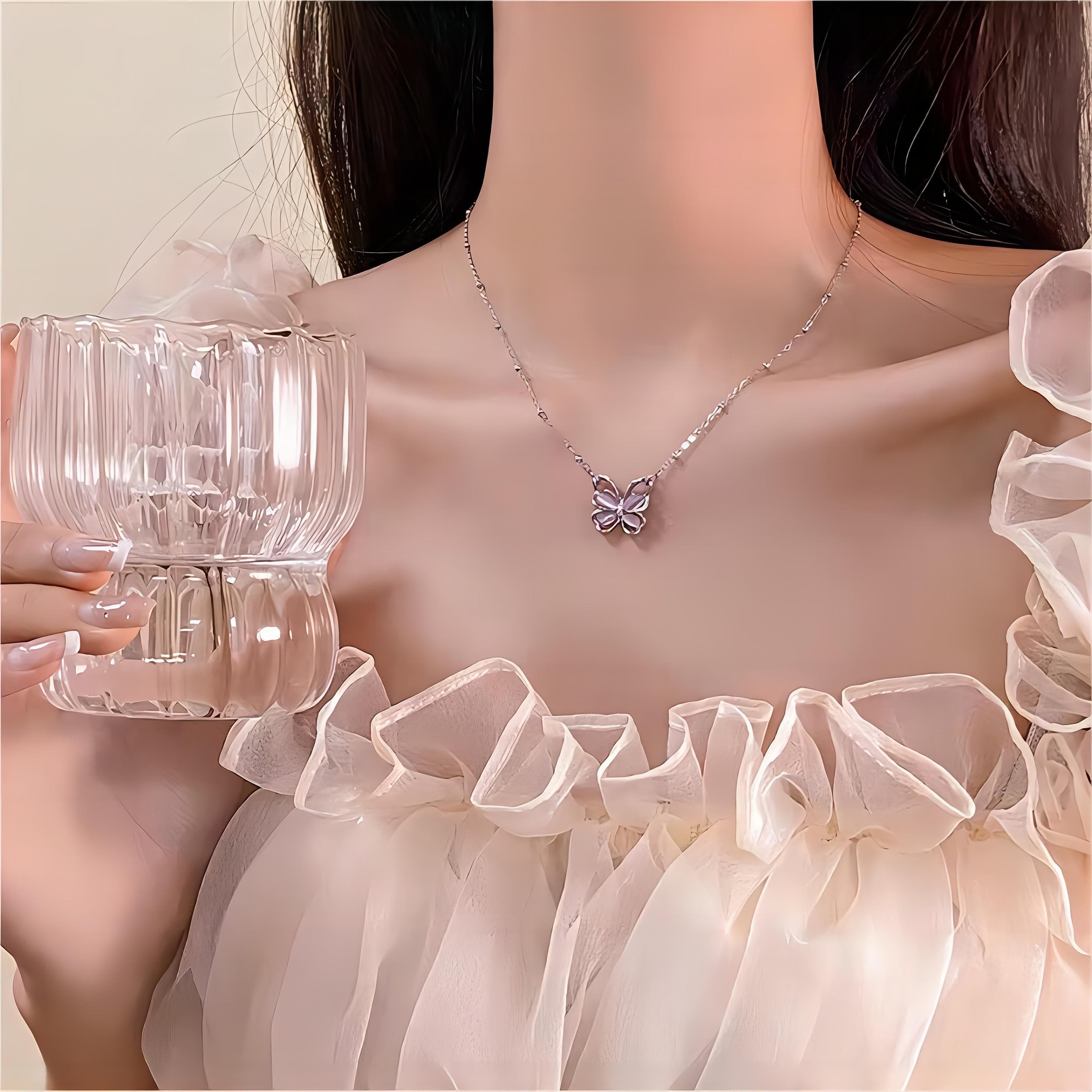 Collana con farfalla in pietra rosa con occhio di gatto