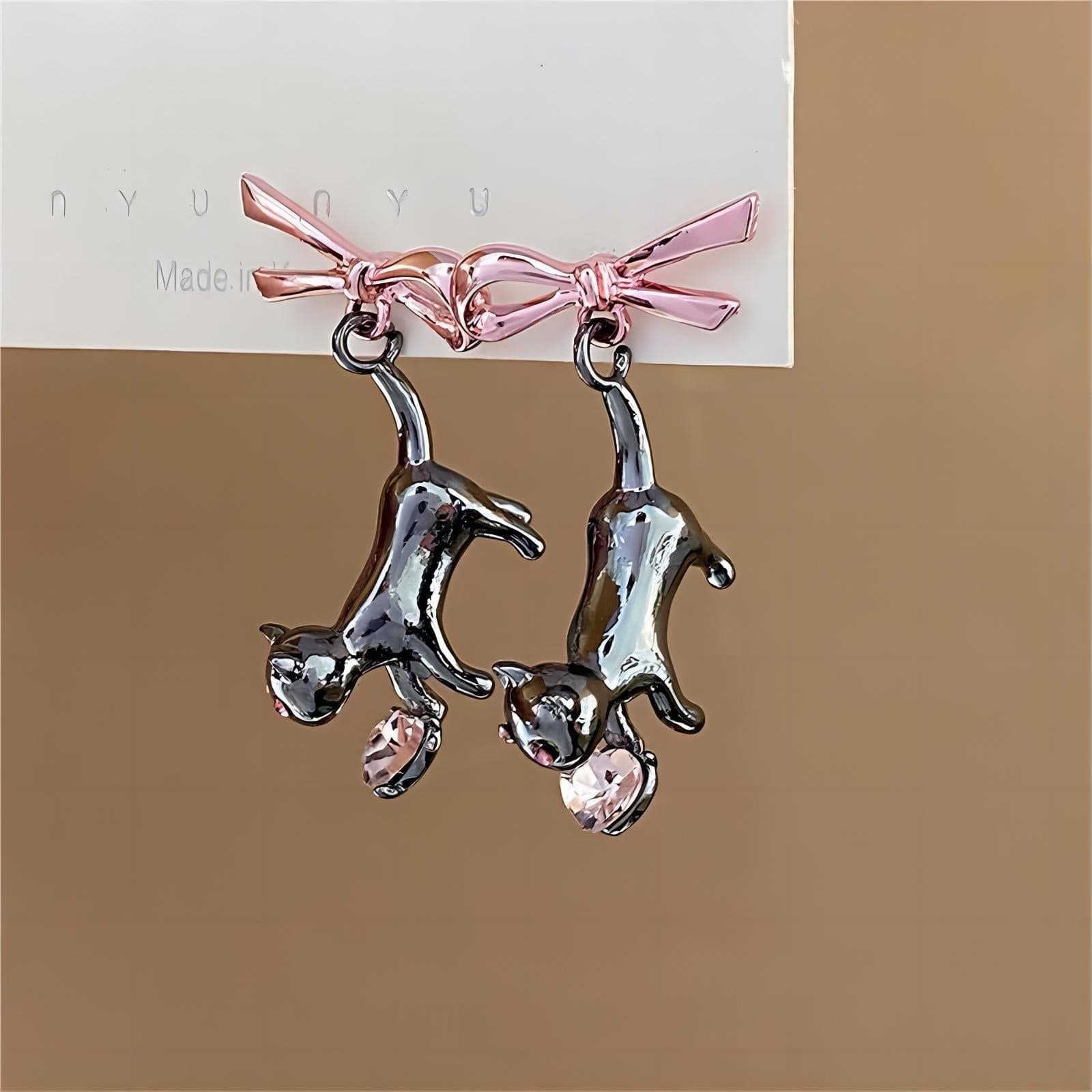Eleganti orecchini a forma di gatto con fiocco pendente a forma di cuore in cristallo rosa