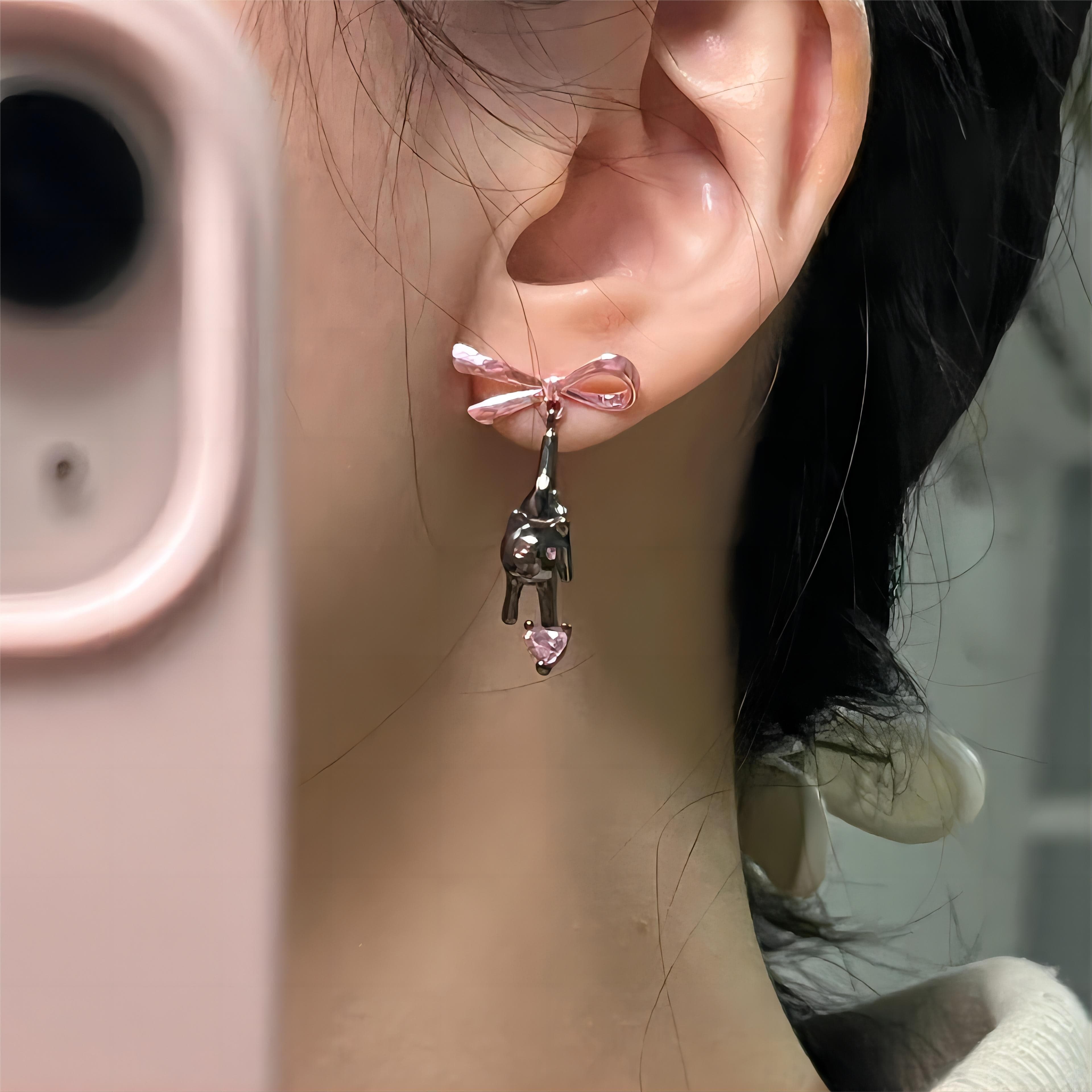 Eleganti orecchini a forma di gatto con fiocco pendente a forma di cuore in cristallo rosa