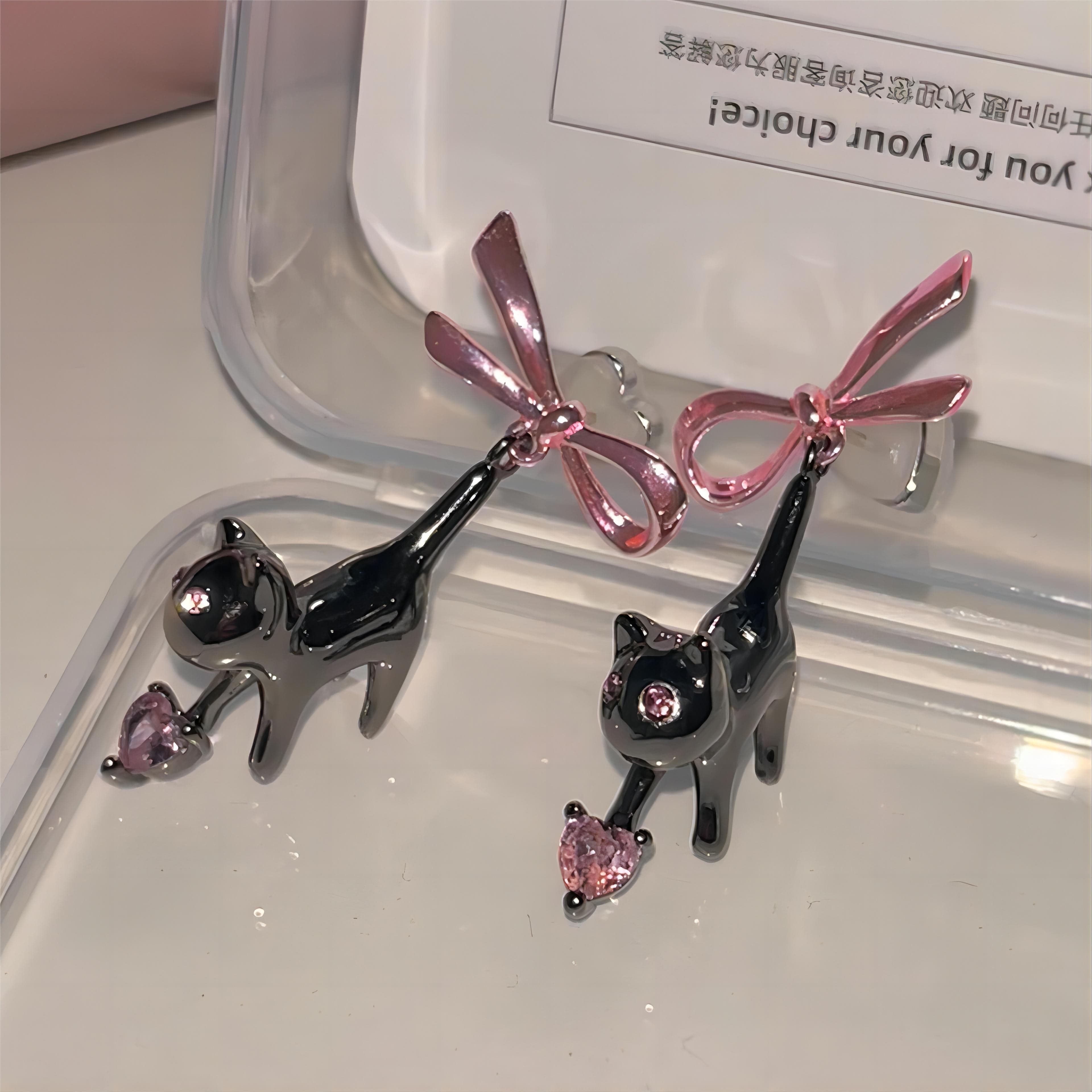 Eleganti orecchini a forma di gatto con fiocco pendente a forma di cuore in cristallo rosa