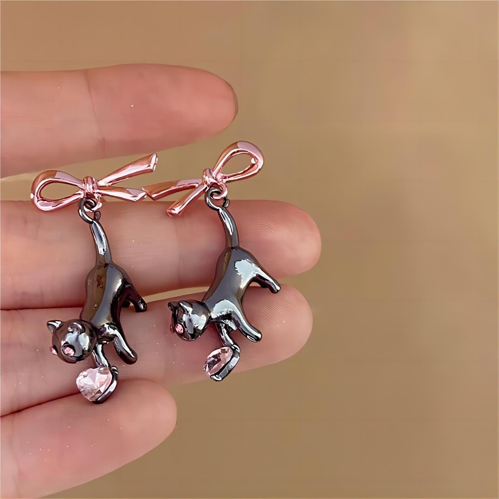 Eleganti orecchini a forma di gatto con fiocco pendente a forma di cuore in cristallo rosa